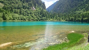 秀丽山水间的澄澈湖泊