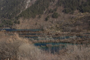 山间多彩湖泊美景