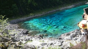 俯瞰清澈蓝湖的旅人