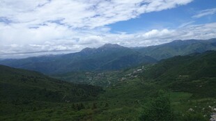 山峦云海景色壮美