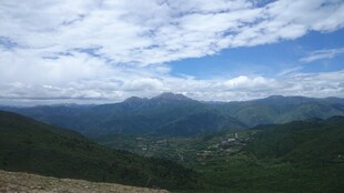 山峦云海壮丽自然景观