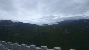云雾缭绕的山峦景观