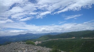 山间公路与蓝天白云美景