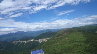 青山蓝天间的壮美风光