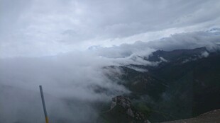 云雾缭绕的山峦景观