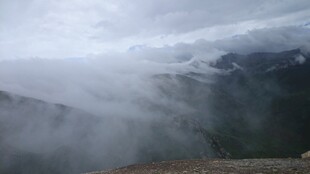 山间云雾缭绕的壮美景色