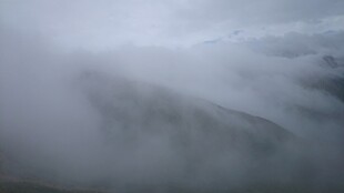 山间云雾缭绕的壮美景色