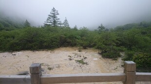 山间雾霭中的泥泞景观