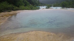 清澈山间水域美景