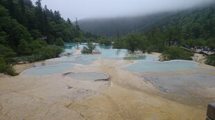 梦幻多彩的山间湖泊景观