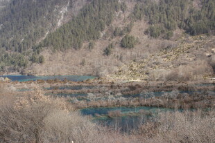 山间静谧湖水景色别致