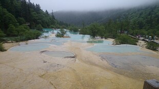 梦幻山水间的多彩水域