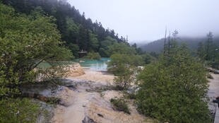 山林间的清澈溪流美景