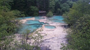 九寨沟五彩斑斓的溪流