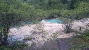 山间幽美蓝水河谷景色