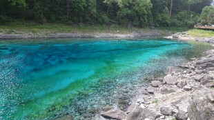 清澈蓝绿湖水与岸边景致