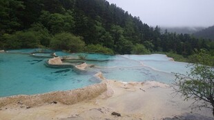 梦幻蓝绿相间的秀丽湖泊