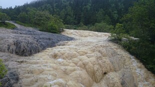 湍急浑浊的山间河流