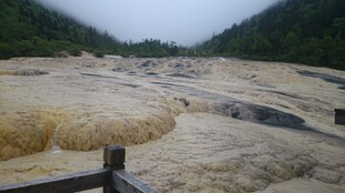 壮观的自然钙化池景观
