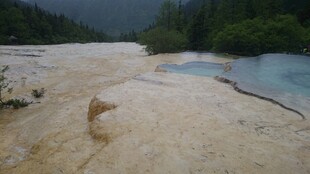 梦幻五彩钙化池景观