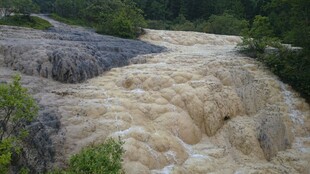 湍急河流奔腾于山间