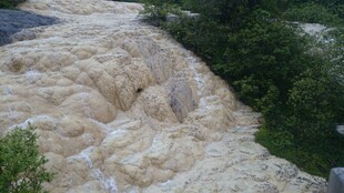 湍急浑浊的山间河流