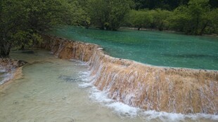 梦幻蓝绿色钙化池景观