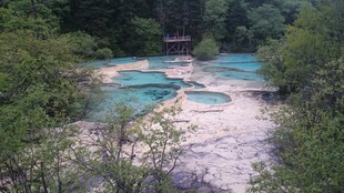 山间蓝绿色清澈美丽湖泊