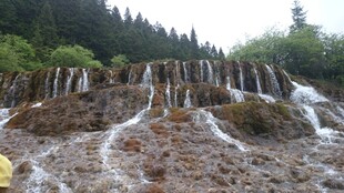 山间层叠瀑布景观