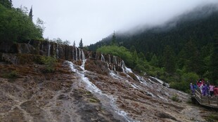 山间瀑布景观 游人赏景