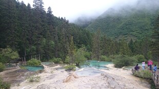 云雾缭绕的山间秀丽湖泊