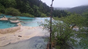 秀丽山水间的蓝绿色湖泊