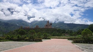 山间开阔美景 远处建筑隐现