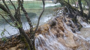 洪水冲垮河岸景象