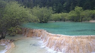 九寨沟瑰丽五彩瀑布景观