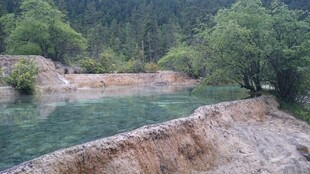 山间清澈碧潭美景