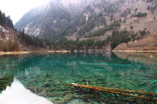清澈幽美山间湖景