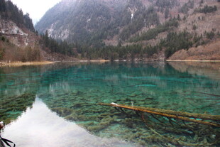 清澈碧绿的山间湖泊美景