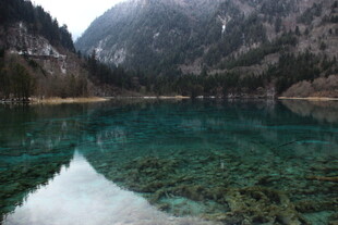 九寨沟绝美清澈湖水景观
