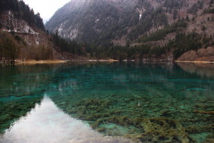 山间碧绿湖水美景