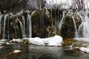 冬日冰雪覆盖的壮观瀑布