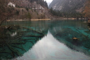 山间幽蓝湖水静谧之景