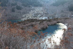 山间蜿蜒小路 萧瑟景致