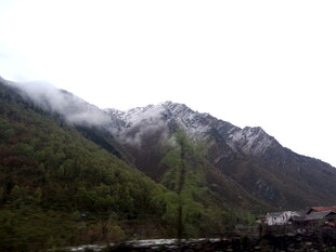 山间云雾缭绕的秀丽景致