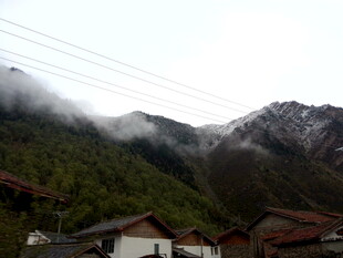 山间云雾缭绕的村落