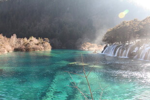 梦幻蓝绿色清澈山水景观