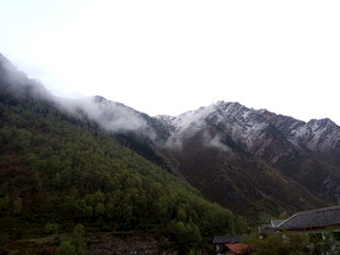 云雾缭绕的壮美山峦