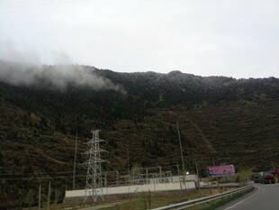 山间云雾中的电力设施