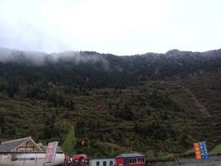 山间云雾下的建筑景观