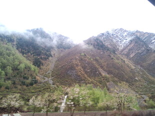 山间云雾缭绕的壮丽景色